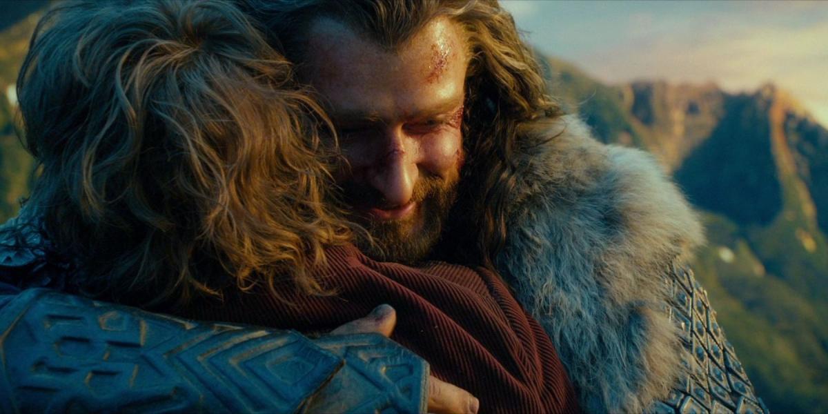 Thorin abraçando Bilbo