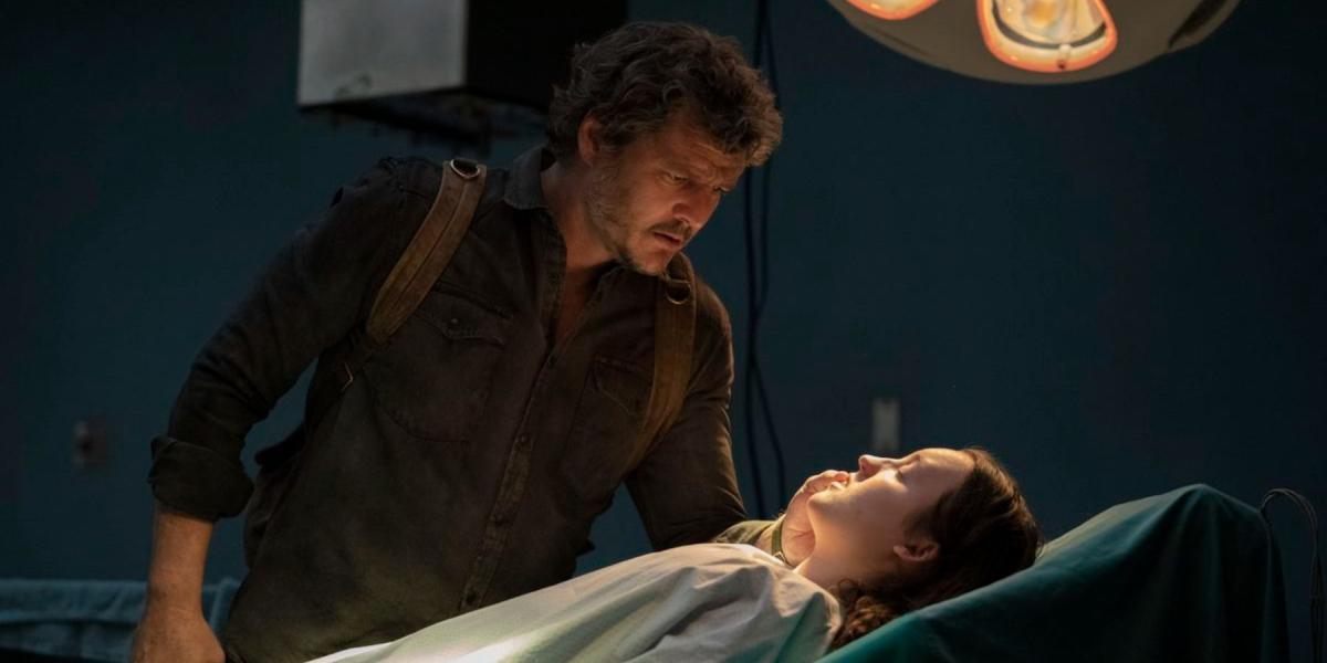 Joel olhando para Ellie na sala de cirurgia no final de The Last of Us.