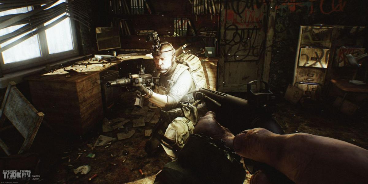 Um jogador aponta sua arma para um scav em Escape from Tarkov