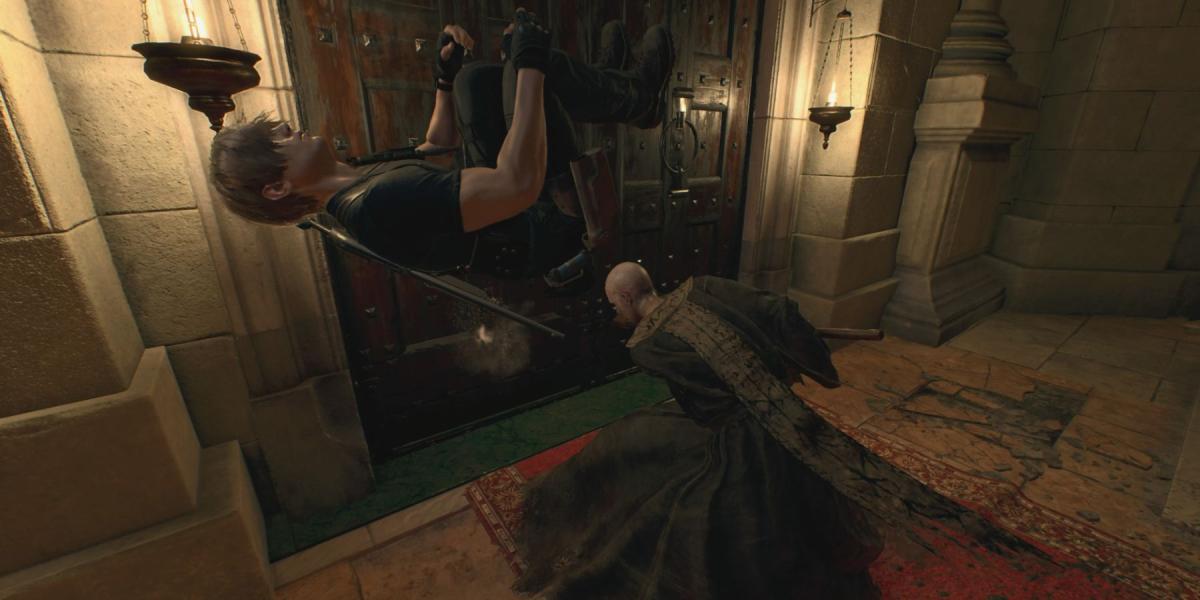 Leon dá uma cambalhota no remake de Resident Evil 4