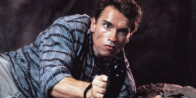 Este clássico de ficção científica dos anos 90 é basicamente um episódio de Black Mirror estrelado por Arnold Schwarzenegger