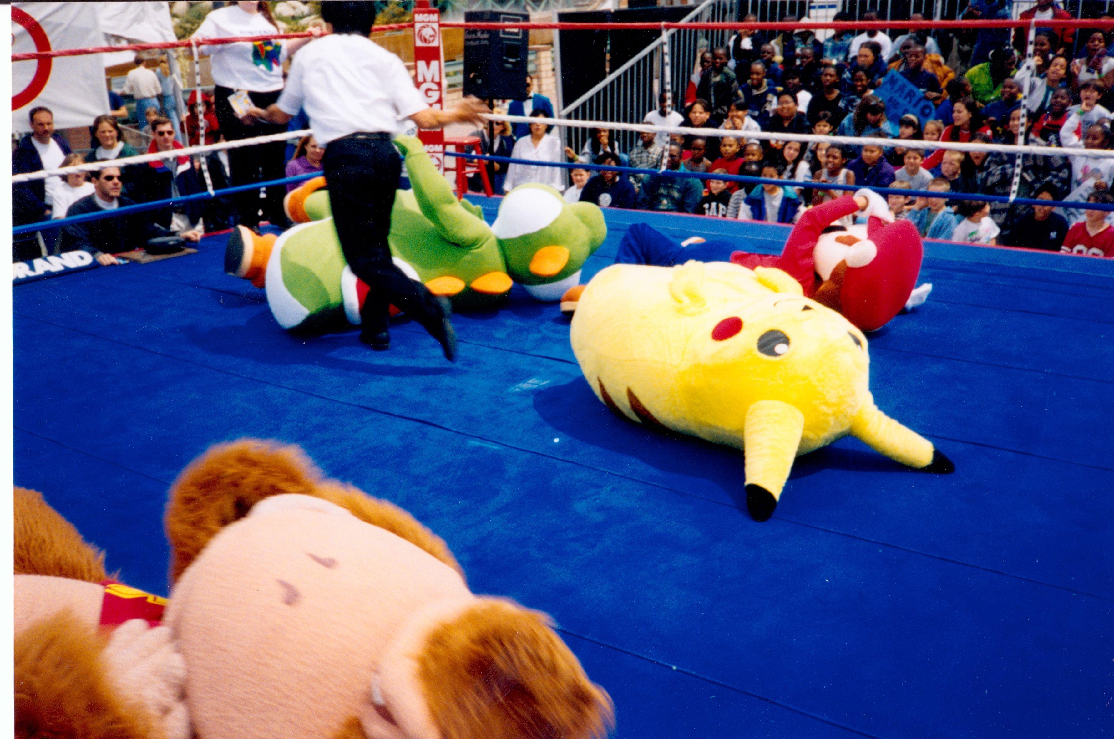 Estranha imagem da Nintendo de 1999 mostra Mario e Pikachu lutando na vida real
