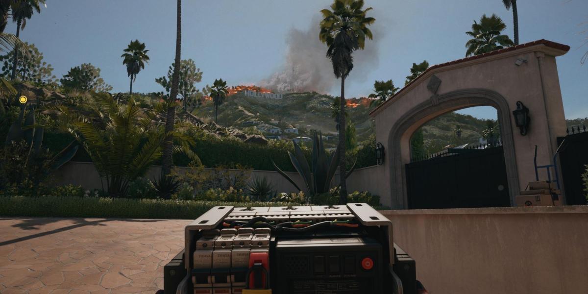 Um jogador segurando um disjuntor enquanto olha para o letreiro de Hollywood em Dead Island 2