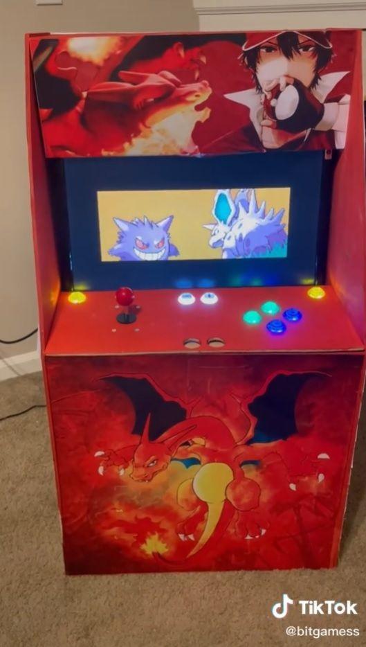 Fã de Pokemon cria incrível armário FireRed Arcade
