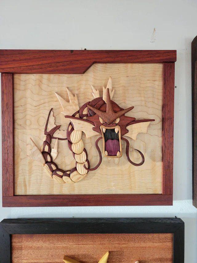 Fã de Pokemon cria incrível arte em madeira de Gyarados brilhantes