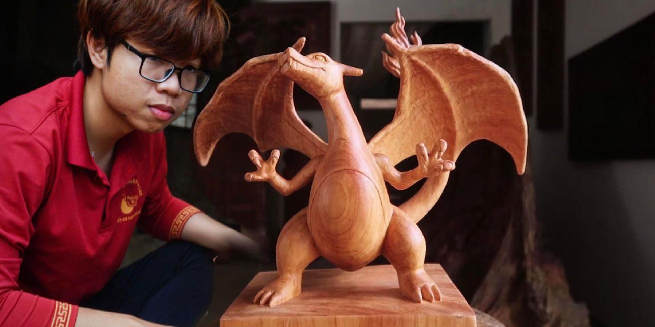 Fã de Pokemon esculpe incrível estátua de madeira Charizard