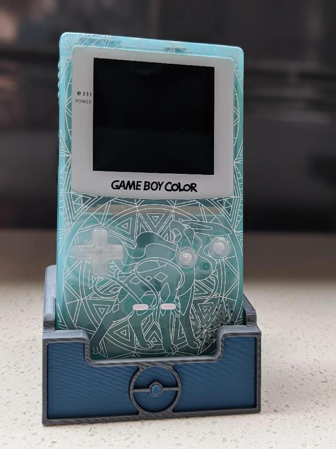 Fã de Pokemon recebe incrível cor de Game Boy personalizada com tema de cristal de Pokemon