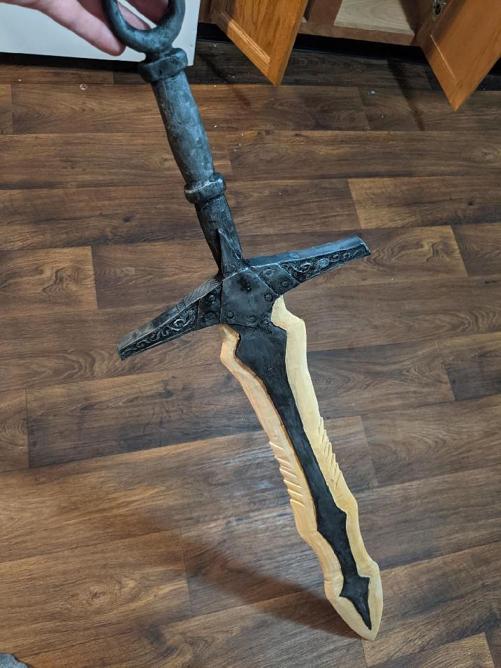 Fã de Skyrim esculpe sua própria espada grande de osso de dragão