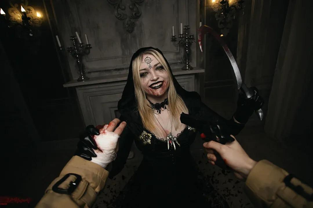 Fãs de Resident Evil exibem fantasias de Halloween das filhas de Dimitrescu
