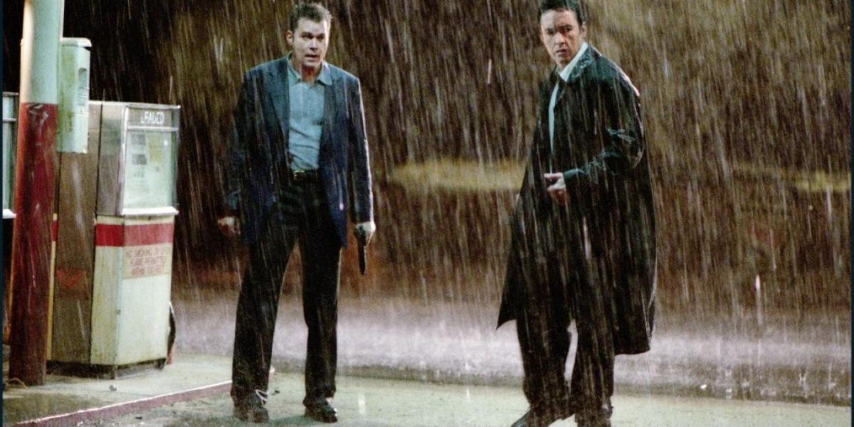 Ray Liotta e John Cusack na chuva em Identity