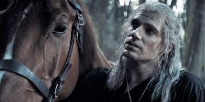 Fotos do set da segunda temporada de The Witcher mostram Geralt e Roach