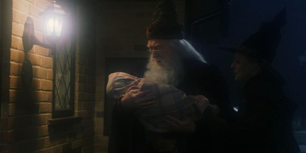 Alvo Dumbledore e Minerva McGonagall com o bebê Harry em Harry Potter.