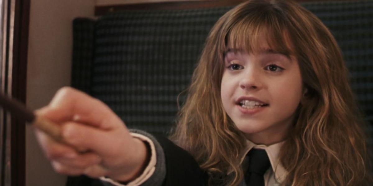 Hermione Granger usando sua varinha em Harry Potter.