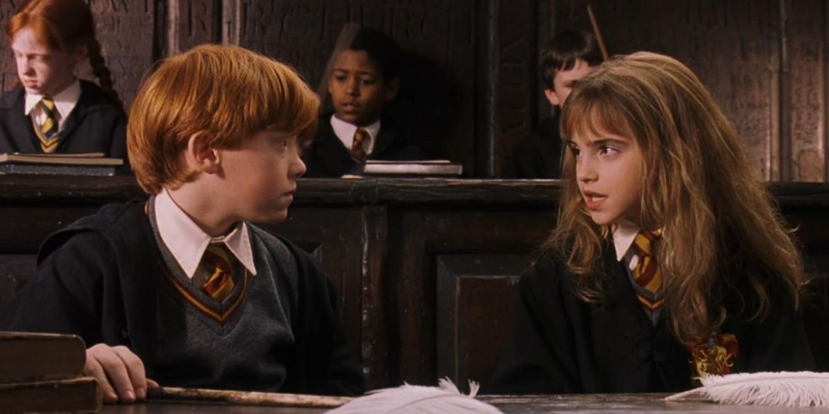 Ron Weasley e Hermione Granger em Harry Potter e a Pedra Filosofal.