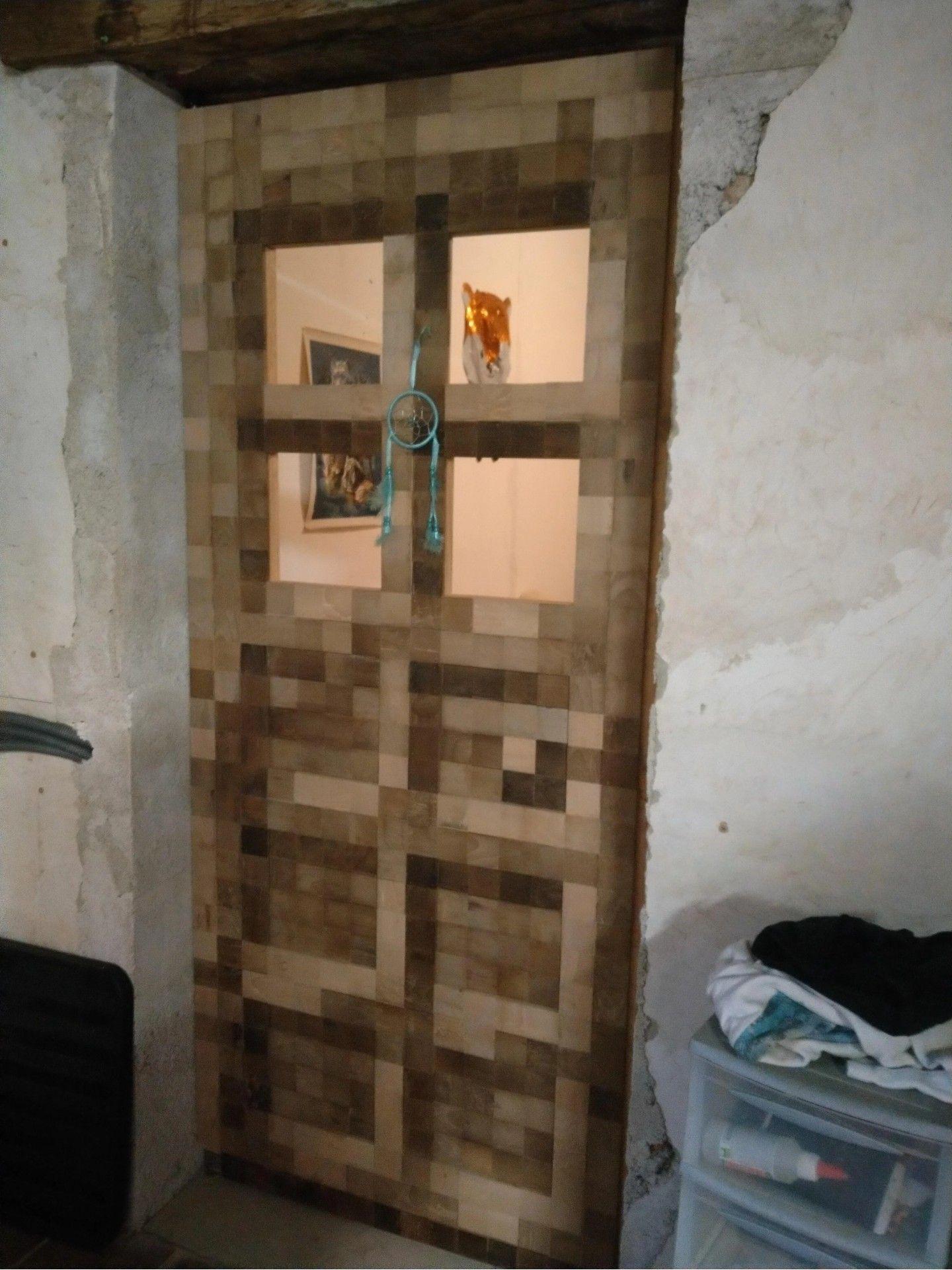 Gamer constrói impressionante porta de Minecraft na vida real