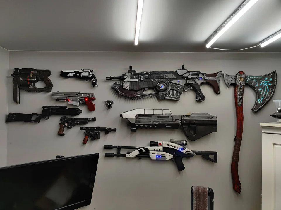 Gamer mostra impressionante coleção de acessórios de armas de videogames famosos