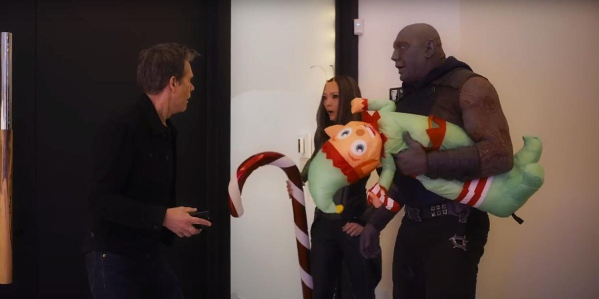 Mantis e Drax na casa de Kevin Bacon em Guardians of the Galaxy Holiday Special