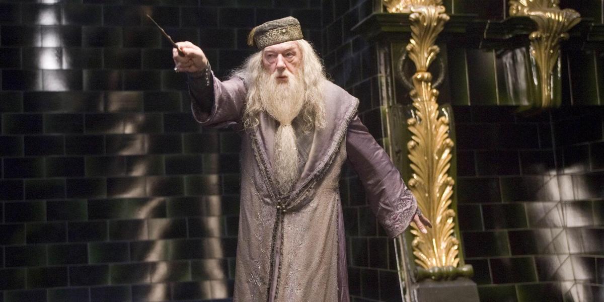 Dumbledore empunhando uma varinha em Harry Potter