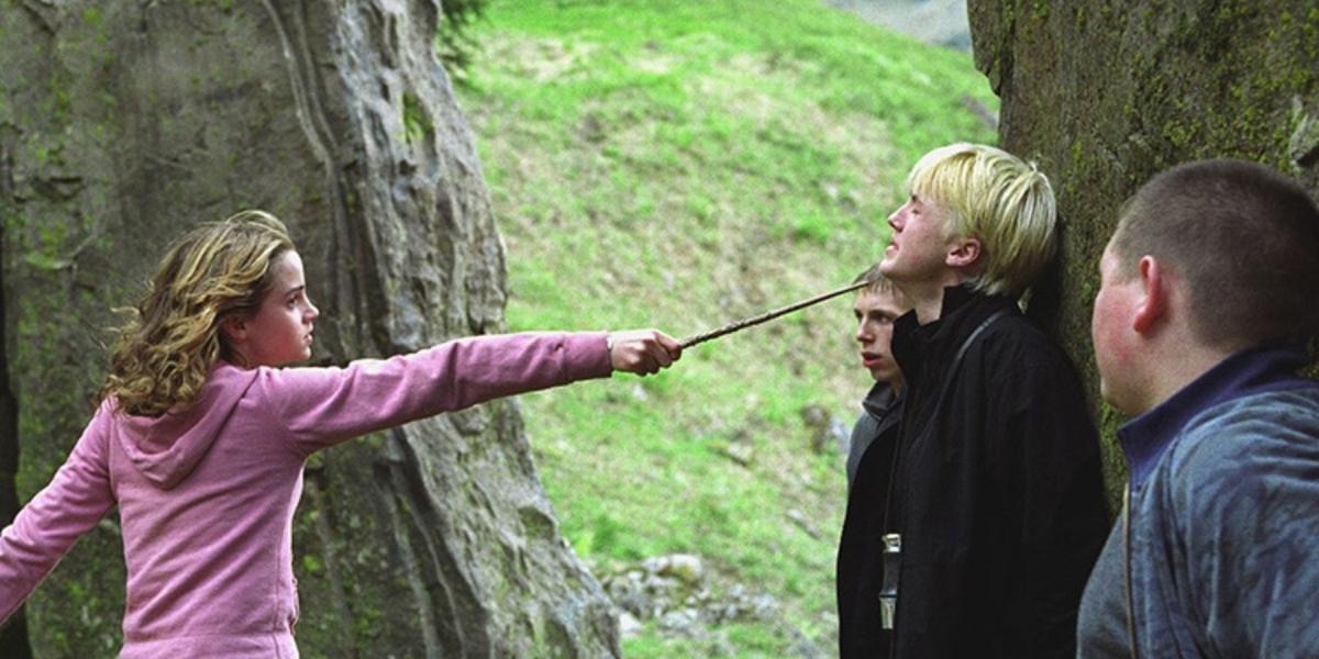Hermione dá um soco em Draco
