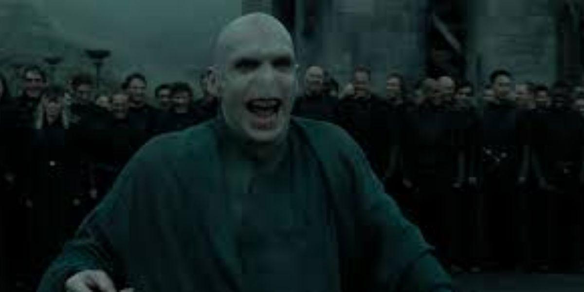 Lord Voldemort de Harry Potter e as Relíquias da Morte parte 2 com Comensais da Morte atrás