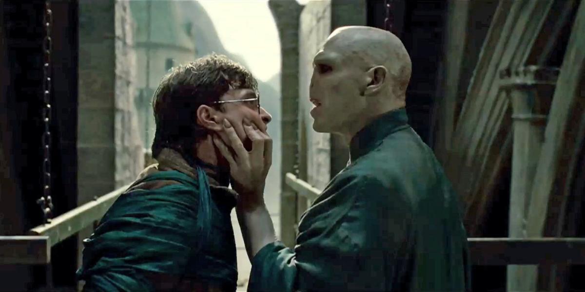 Voldemort tocando o rosto de Harry Potter