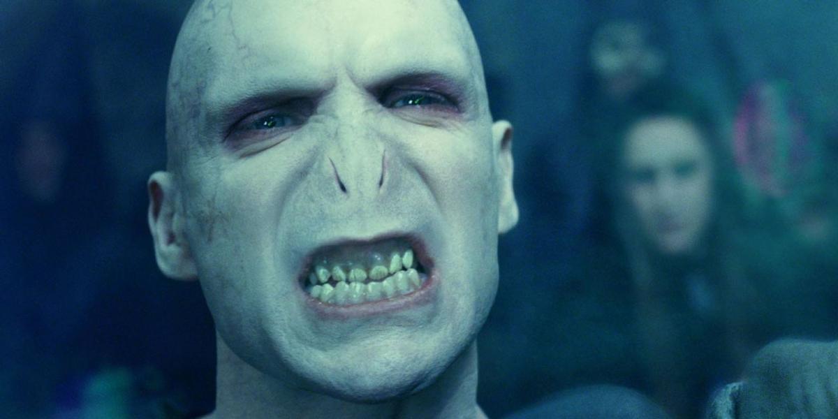 Voldemort rangendo os dentes em Harry Potter
