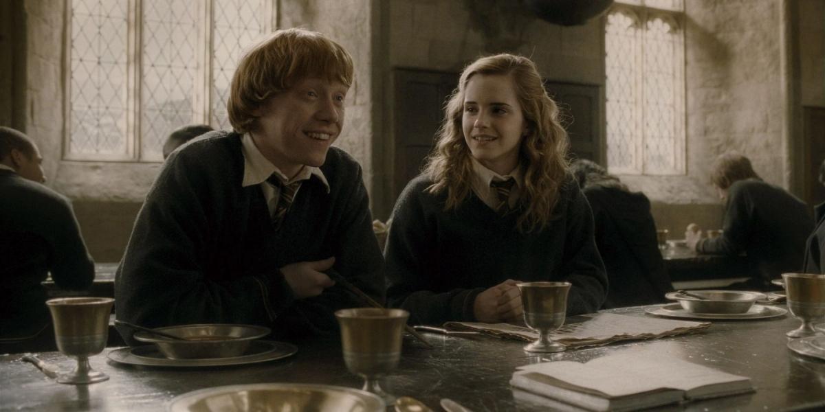 Ron e Hermione sentados no refeitório de Hogwarts em Harry Potter
