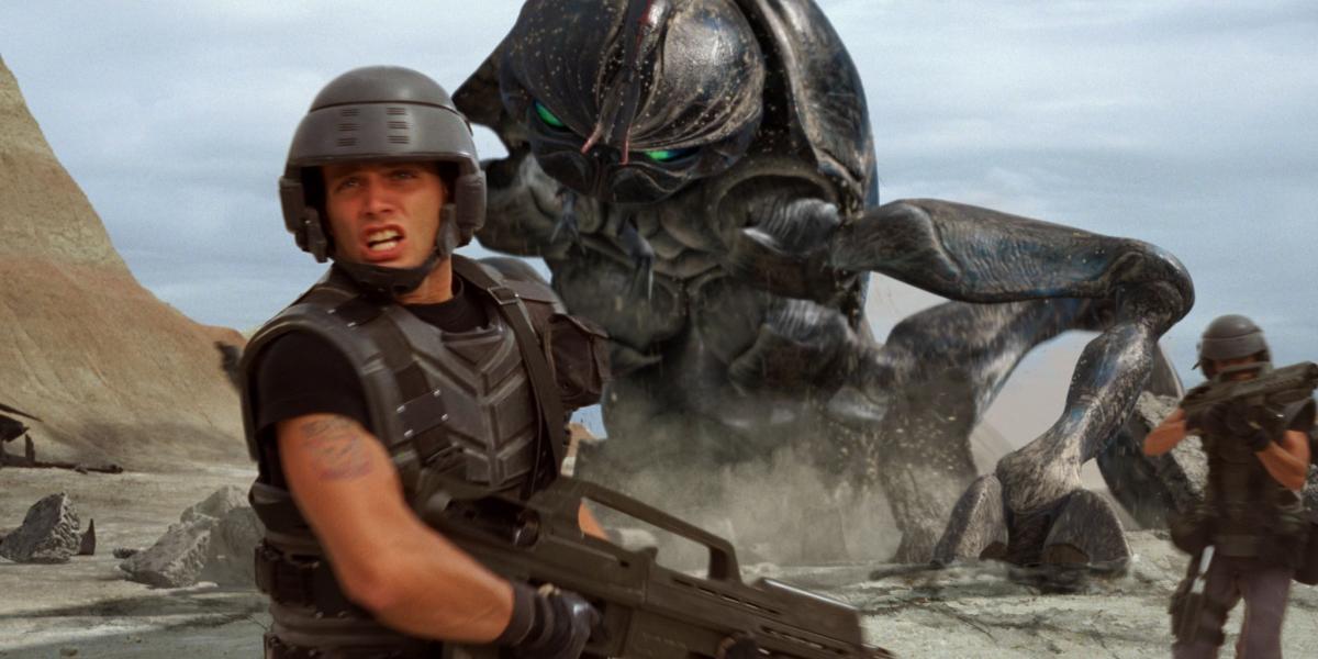 Os soldados lutam contra insetos gigantes em Starship Troopers