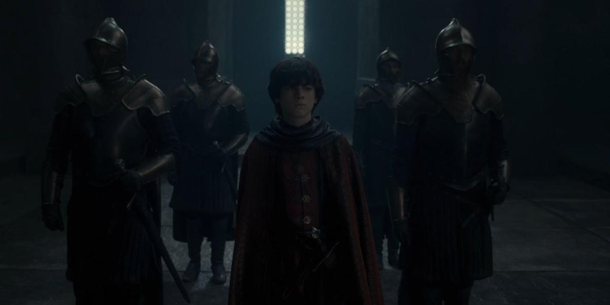 Lucerys Velaryon entrega a mensagem de Rhaenyra Targaryen para Lord Borros Baratheon em House of the Dragon.