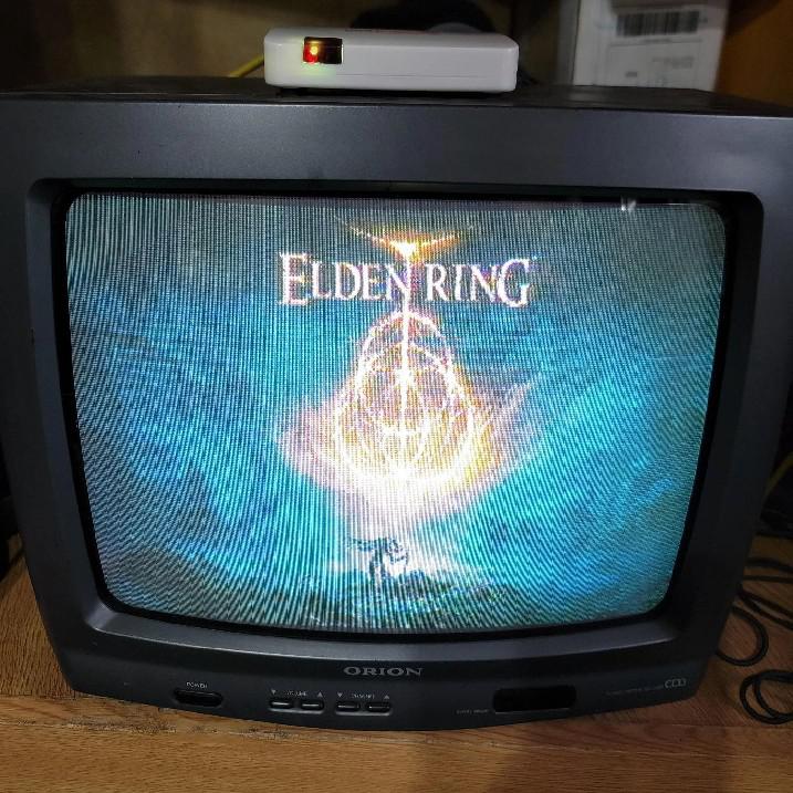 Imagem mostra Elden Ring rodando em uma TV antiga de 13 polegadas