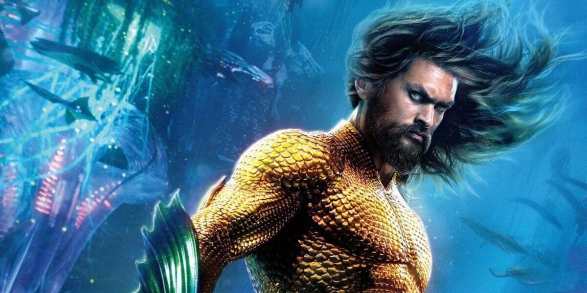 Jason Momoa debaixo d'água como foto lateral de Aquaman