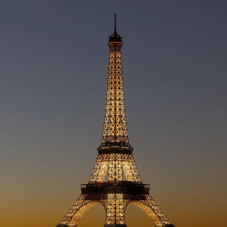Jogador de Minecraft constrói réplica incrível da Torre Eiffel