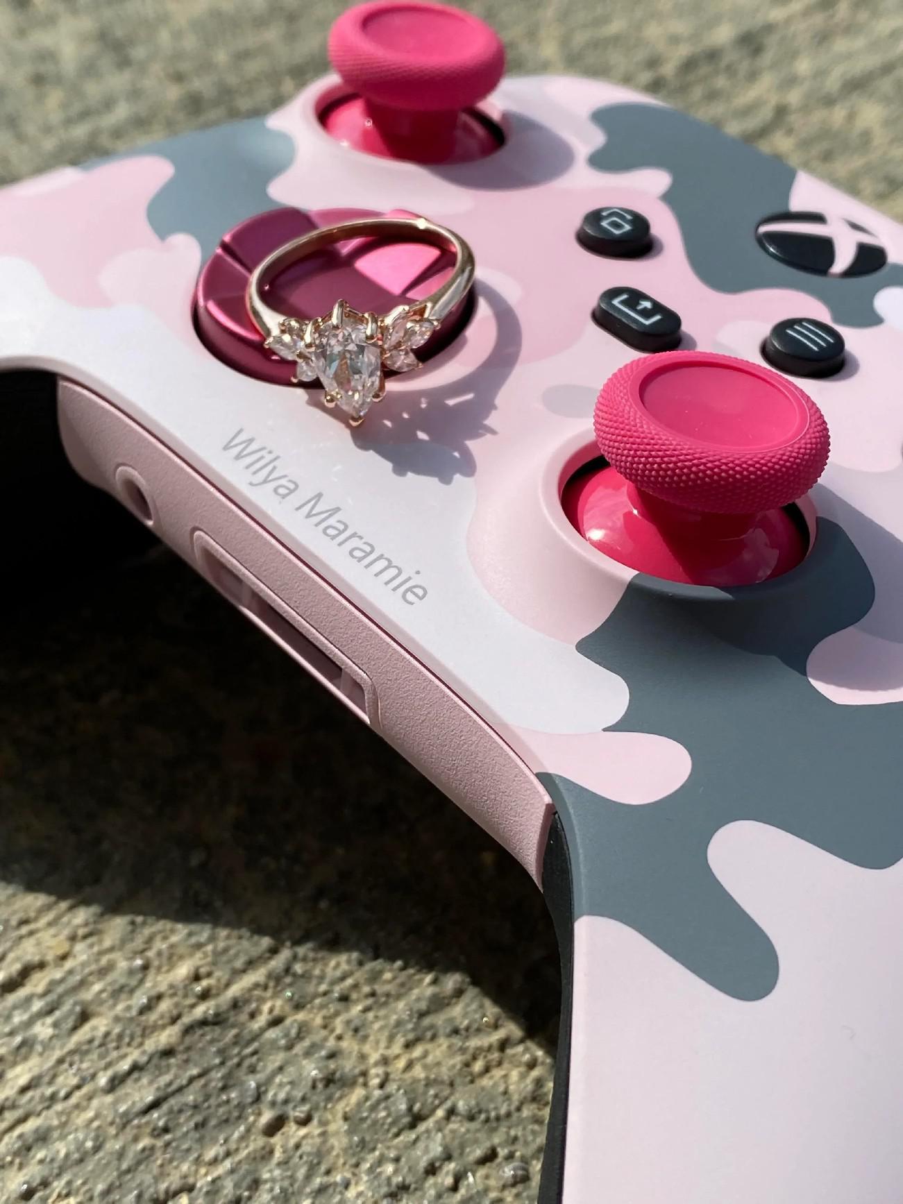 Jogador do Xbox usa controle personalizado para pedir namorada em casamento