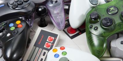 Jogador nostálgico exibe coleção impressionante de videogames e consoles retrô!