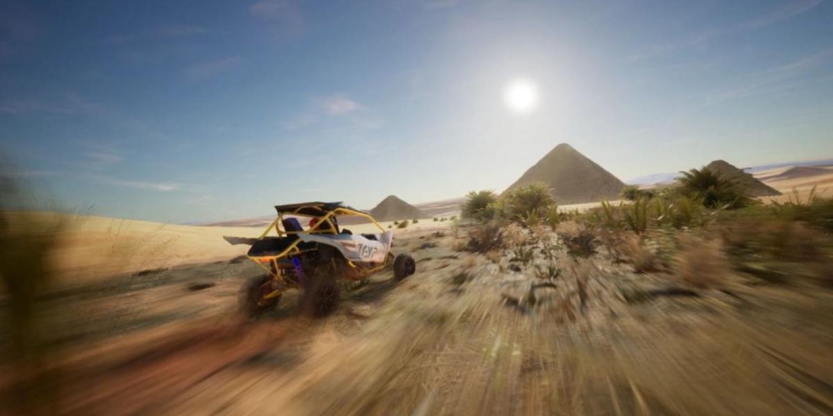 Personagem do jogador pilota um drone para rastrear um buggy no Egito
