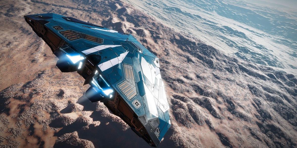 Uma nave espacial voa perto da superfície de um planeta rochoso em Elite: Dangerous