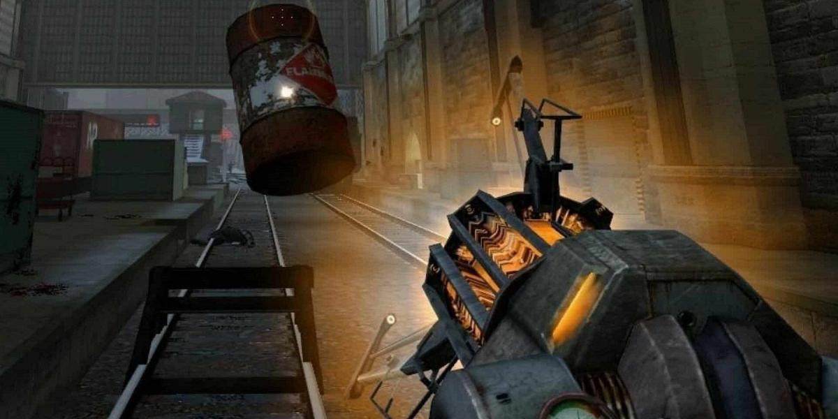 Imagem do Half-Life 2 mostrando a arma de gravidade levantando um cano vermelho.