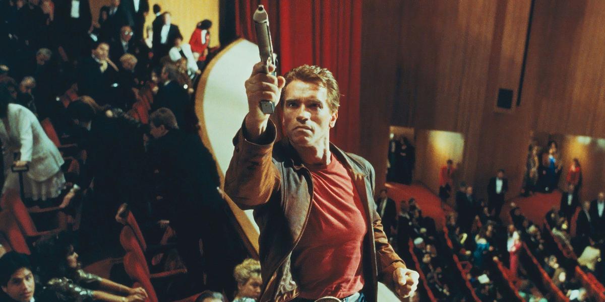 Arnold_Schwarzenegger_with_a_gun_in_a_movie_theater_in_Last_Action_Hero