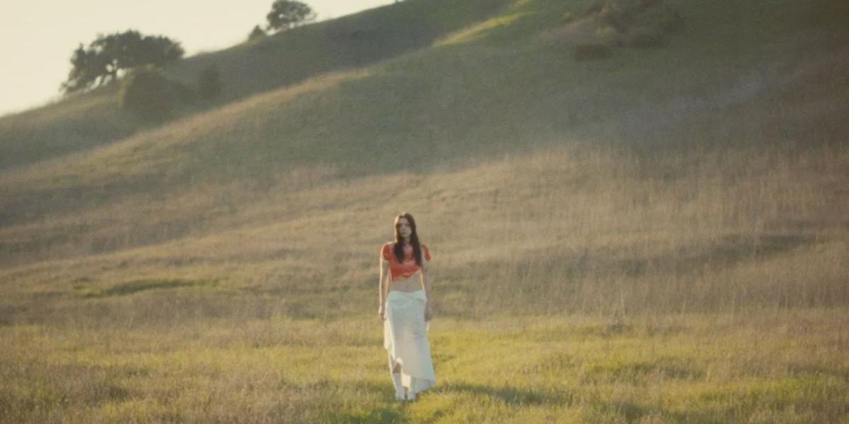 Lizzy McAlpine revela horário de estreia do videoclipe Ceilings