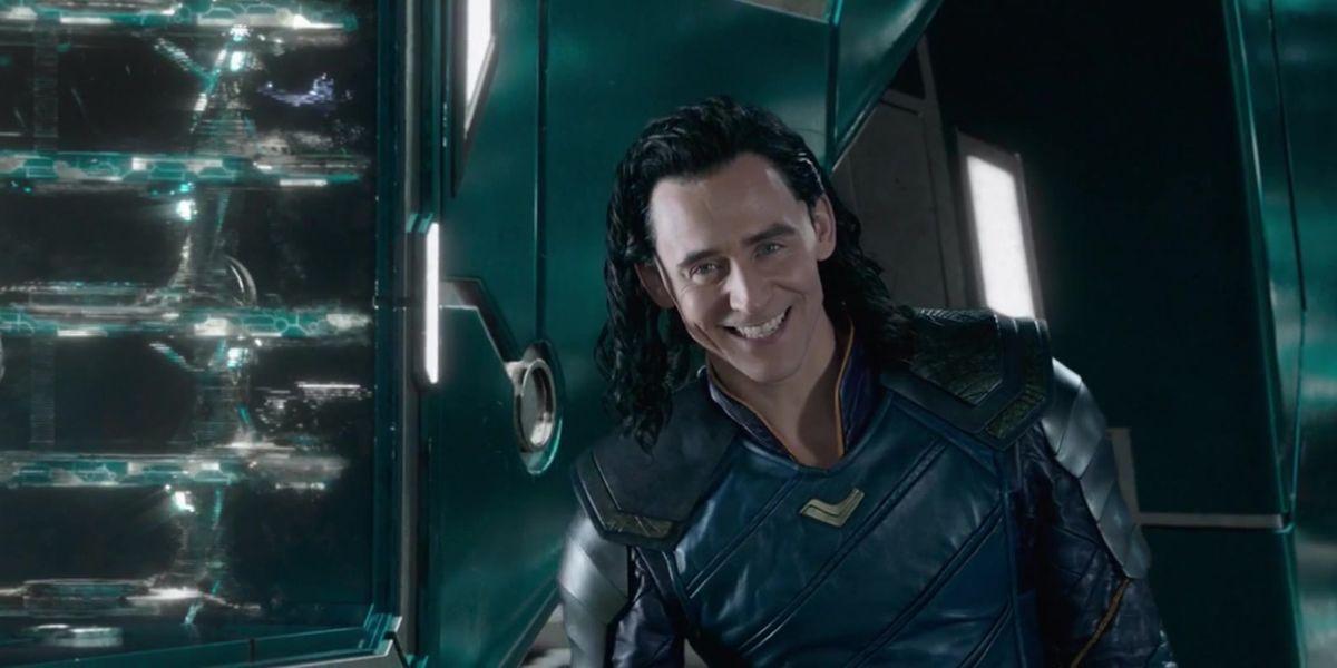 Loki-Deus da Travessura rindo de Thor em Thor: Ragnarok
