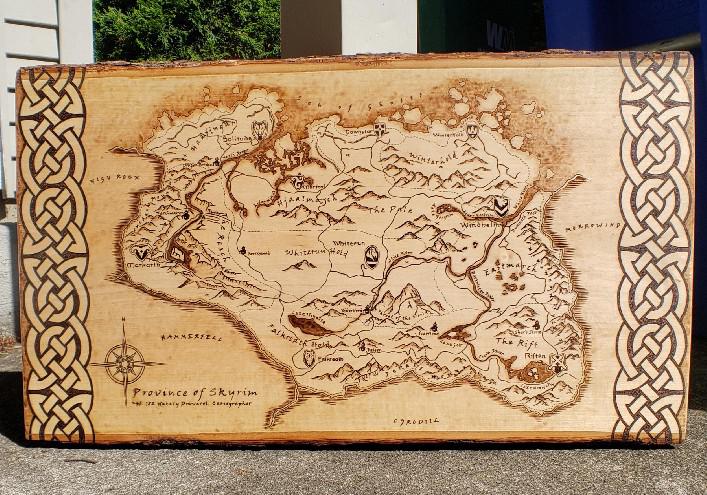 Mapa de Skyrim queimado em madeira é incrivelmente detalhado
