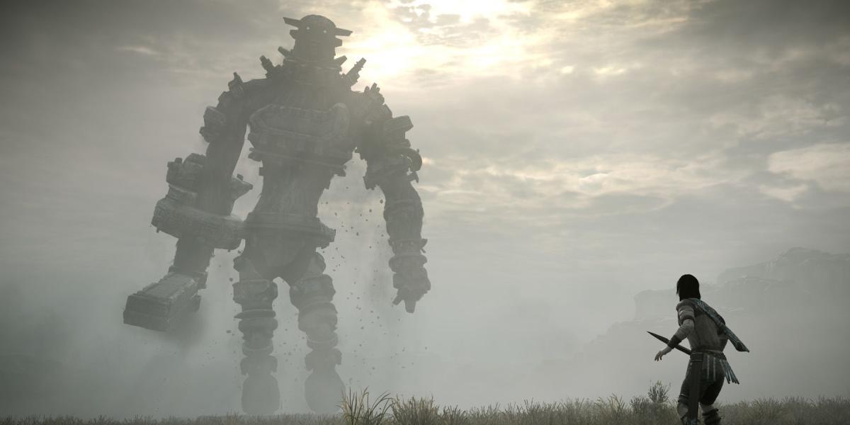 O personagem principal olhando para um gigante titã em Shadow of the Colossus