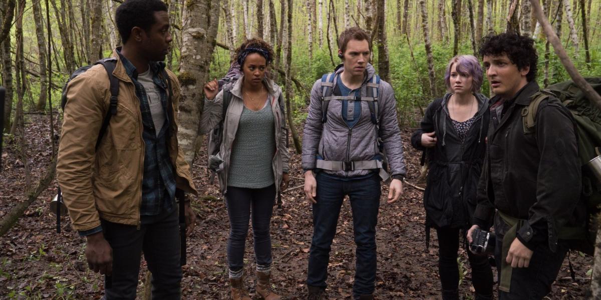 Os personagens parados na floresta no reboot de The Blair Witch Project 2016