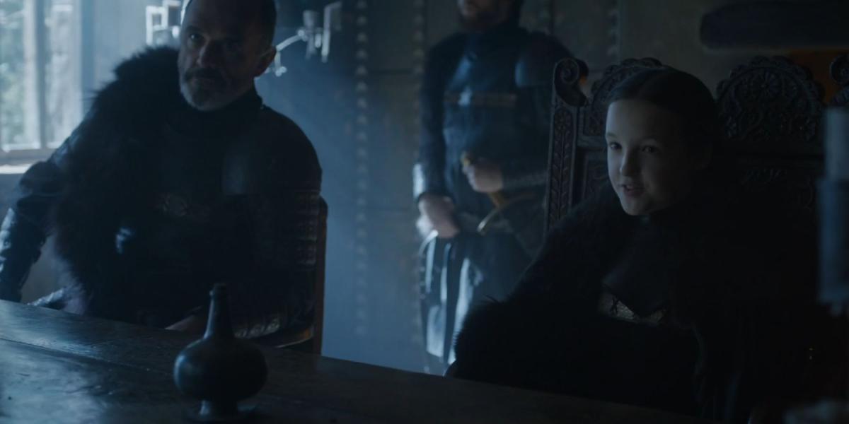 Lady Lyanna Mormont aborda Jon Snow e Sansa em Game of Thrones.