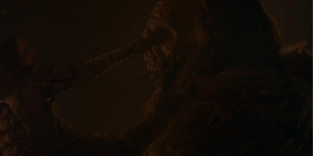 Lyanna Mormont esfaqueia um Wight no olho em Game of Thrones.