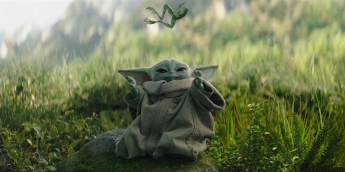 O Mandaloriano Grogu Baby Yoda usando força no campo de grama no Livro de Boba Fett