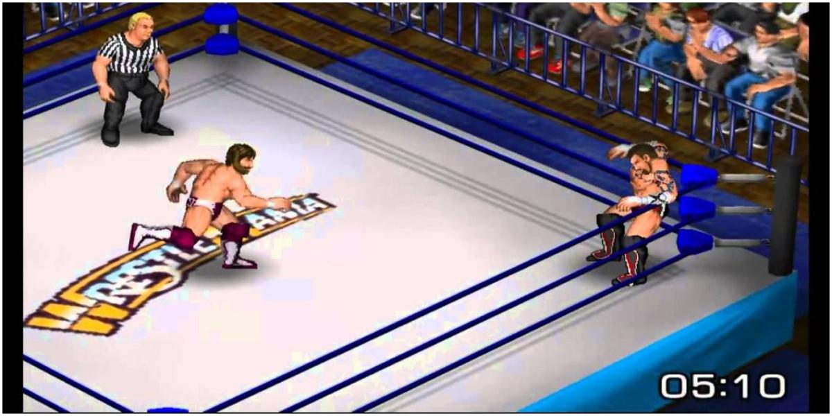 Bryan Danielson correndo para atacar um CM Punk encurralado