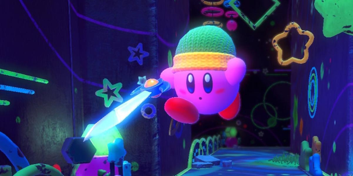 Kirby pulando no nível escuro com espada