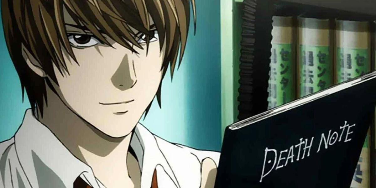 Light Yagami sorrindo com o Death Note