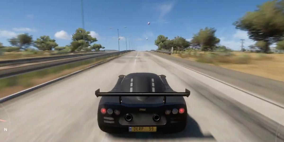 O jogador dirige um carro conversível durante o dia